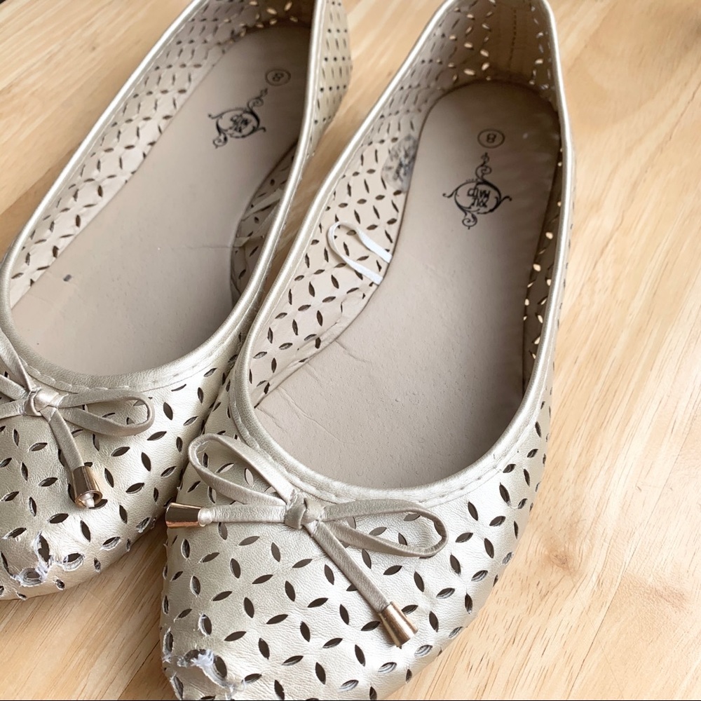 Solemates Gold Perforated Bow Tie Ballet Flats 8 - Picture 5 of 8